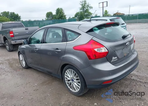 2014 Ford Focus Titanium z USA, uszkodzony, nr VIN 1FADP3N24EL380089